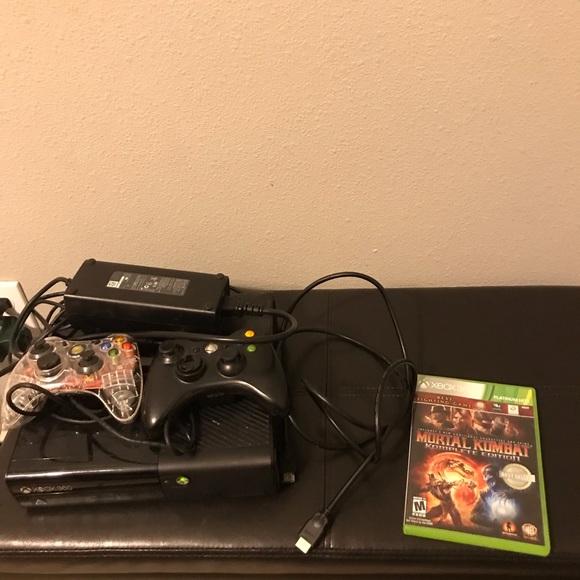 Xbox 360 console+2 controllers+1 game - Picture 4 of 7